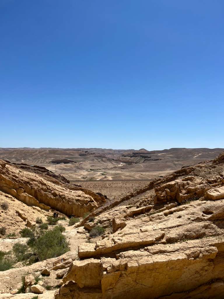 Scaling a mountain! Avi’s tiyul with Gush to Eilat, day 1
