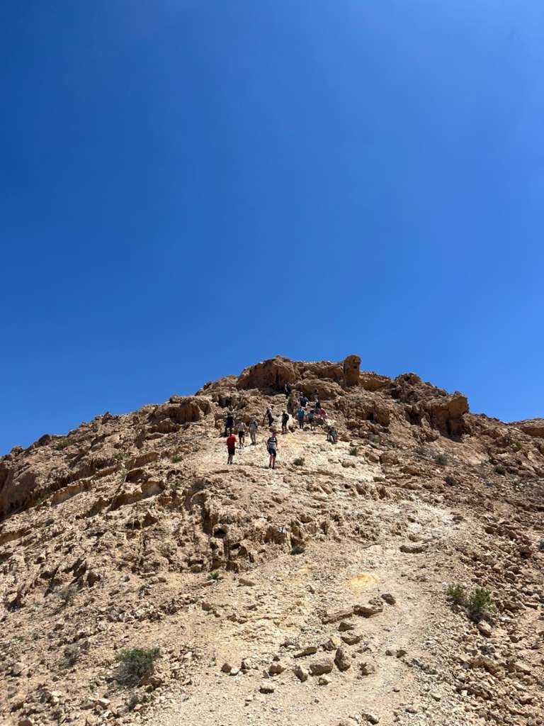 Scaling a mountain! Avi’s tiyul with Gush to Eilat, day 1