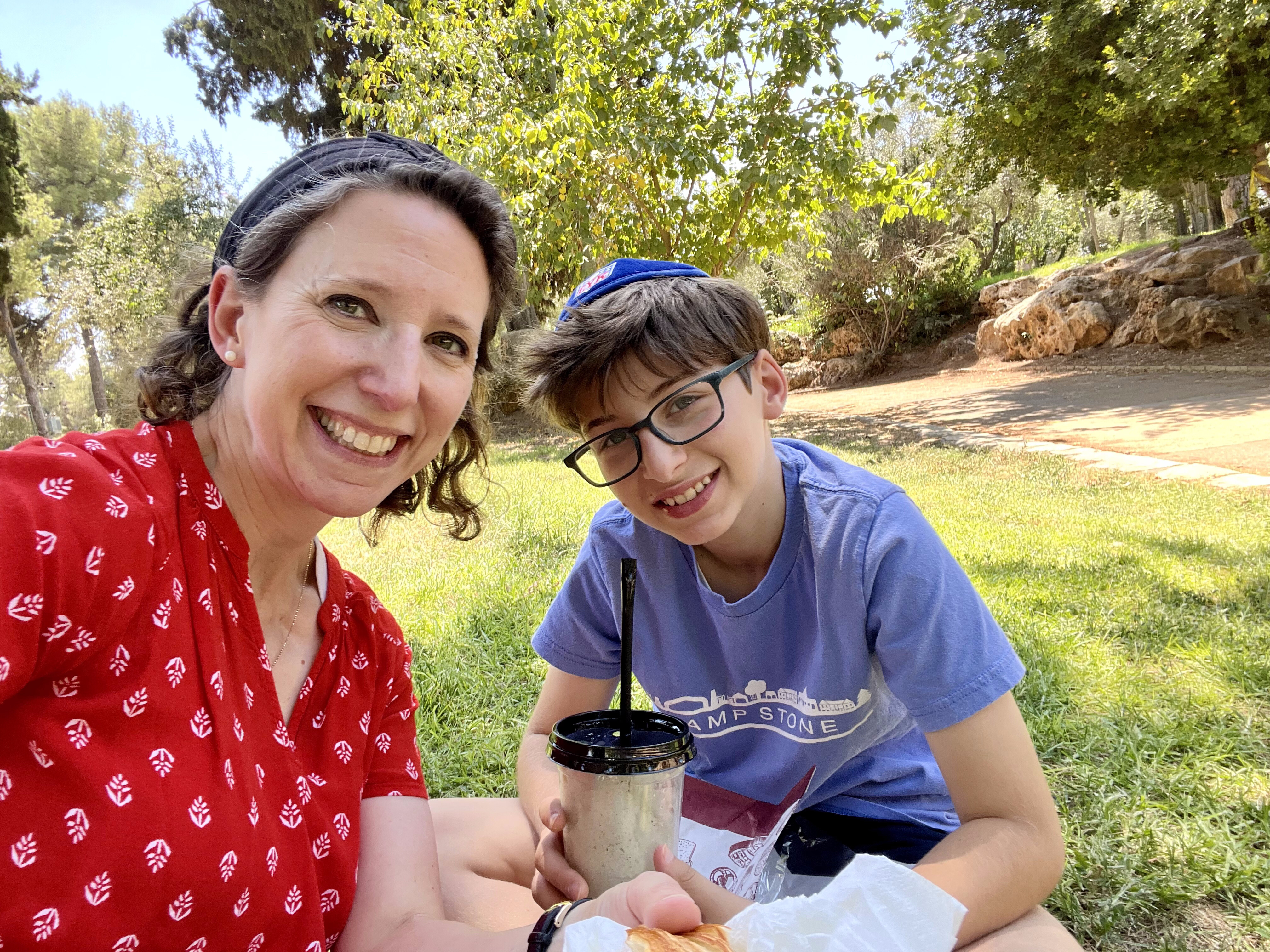 afternoon pastry and frozen limonana in San Simon park