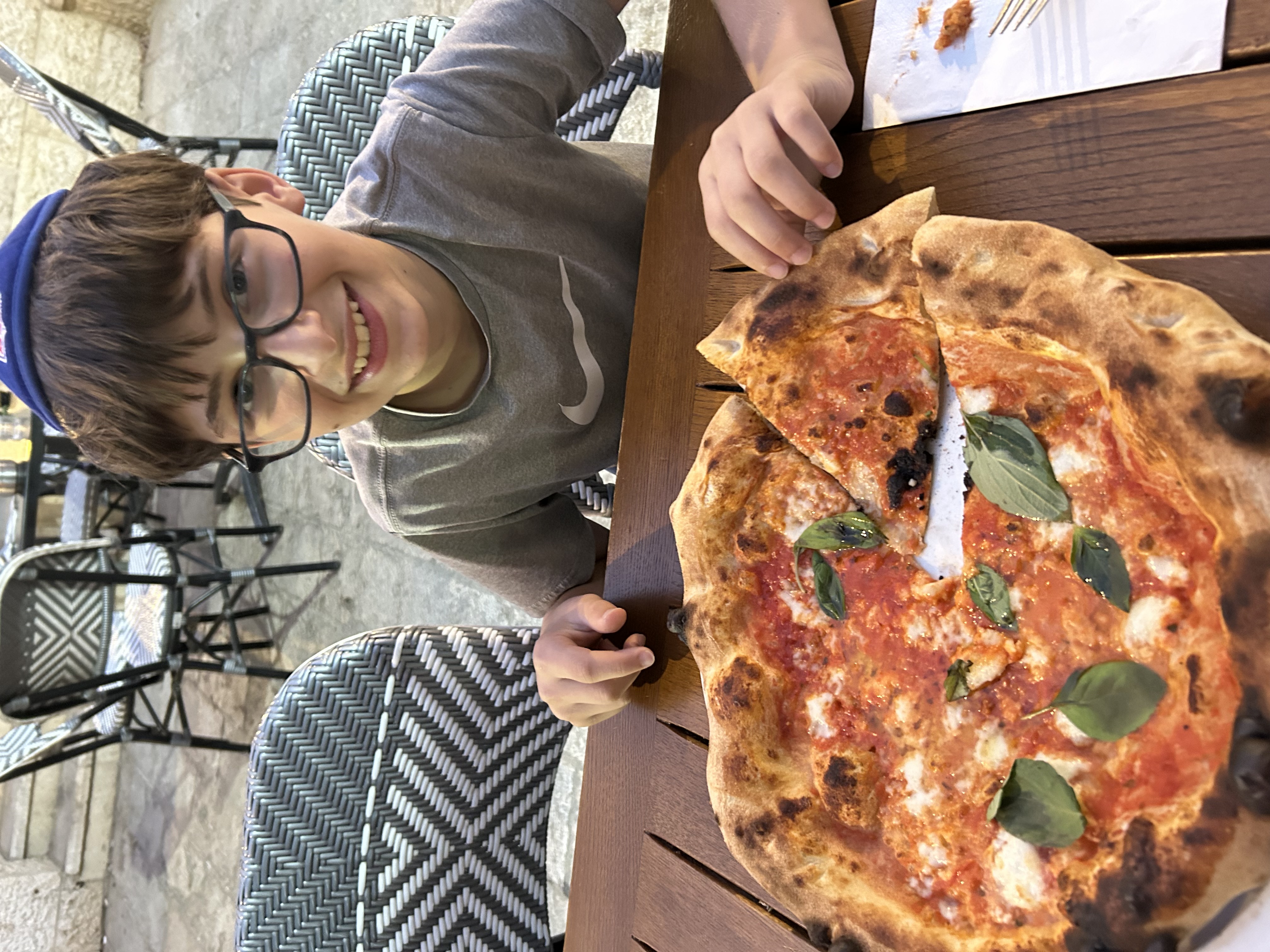 Eli is ready to enjoy the pizza margarita at La Piedra